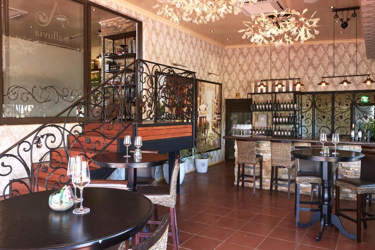 Alluvia Boutique Winery & Luxury Accommodation Stellenbosch Exterior foto The interior of the wine bar