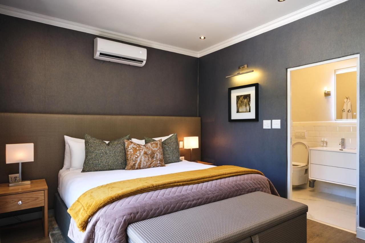 Alluvia Boutique Winery & Luxury Accommodation Stellenbosch Exterior foto A bedroom at the Cape Heritage