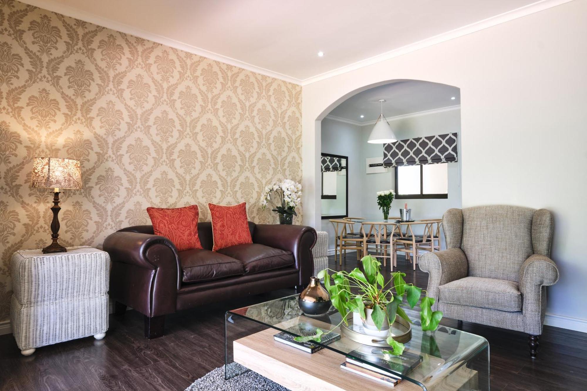 Alluvia Boutique Winery & Luxury Accommodation Stellenbosch Cameră foto A living room with a couch and two armchairs