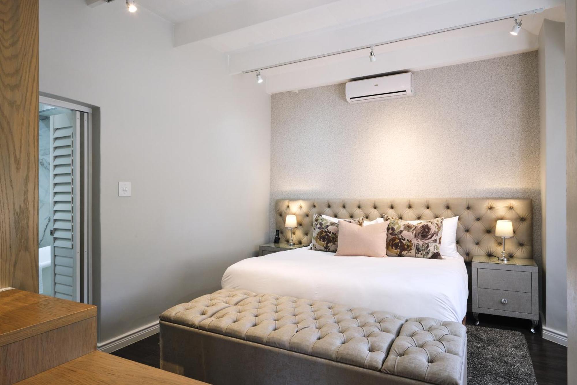 Alluvia Boutique Winery & Luxury Accommodation Stellenbosch Cameră foto A bedroom at the Cape Heritage