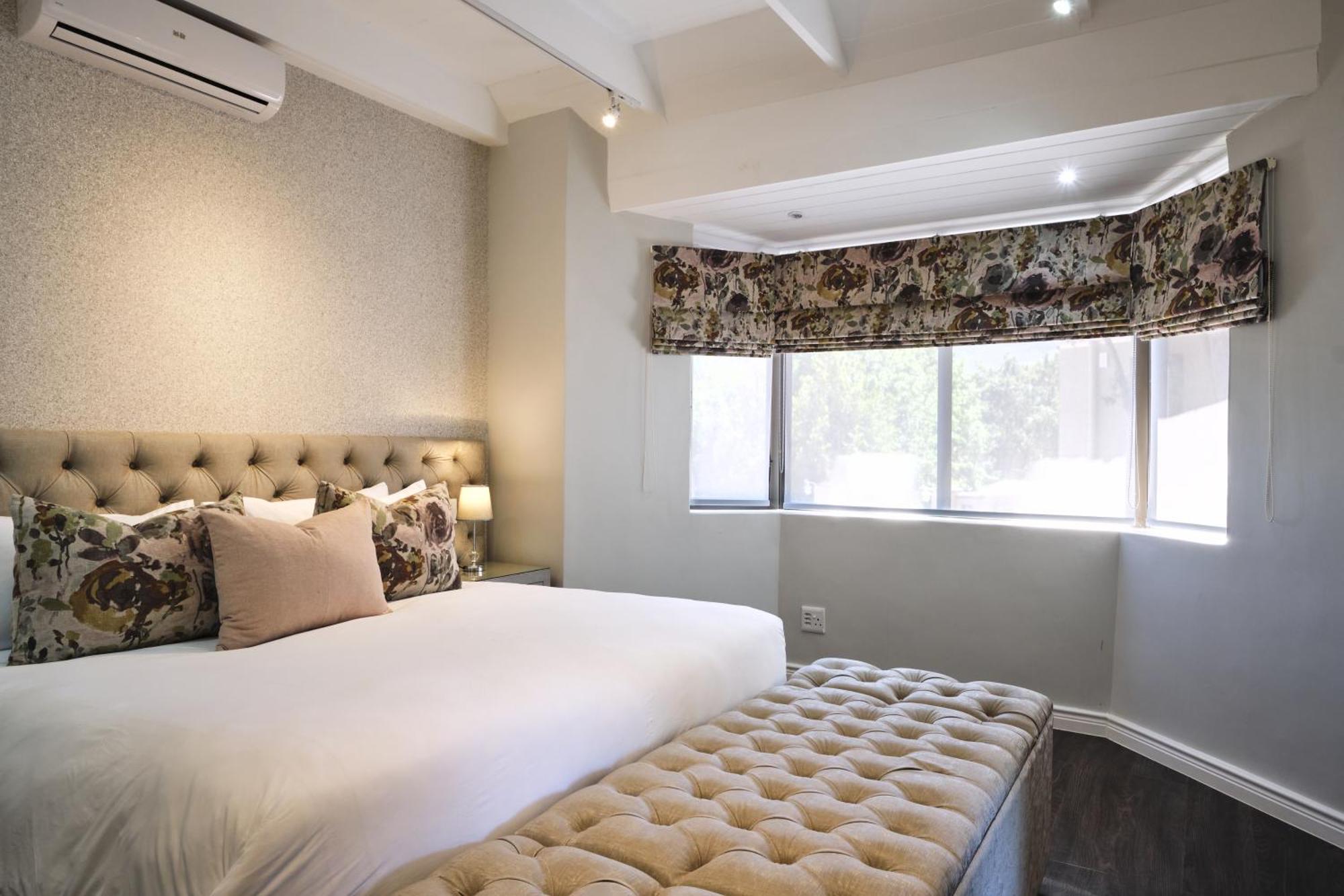 Alluvia Boutique Winery & Luxury Accommodation Stellenbosch Cameră foto A bedroom with a window valance