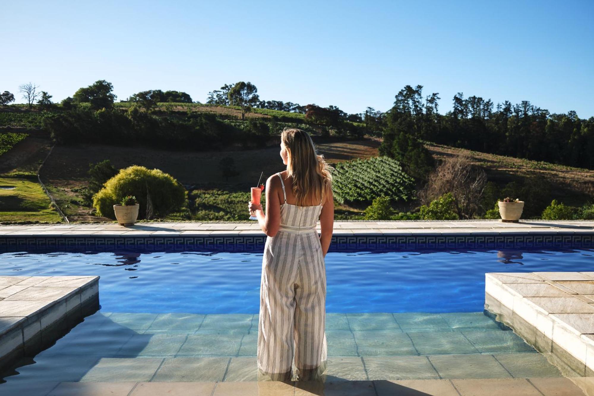 Alluvia Boutique Winery & Luxury Accommodation Stellenbosch Cameră foto A woman standing by a pool