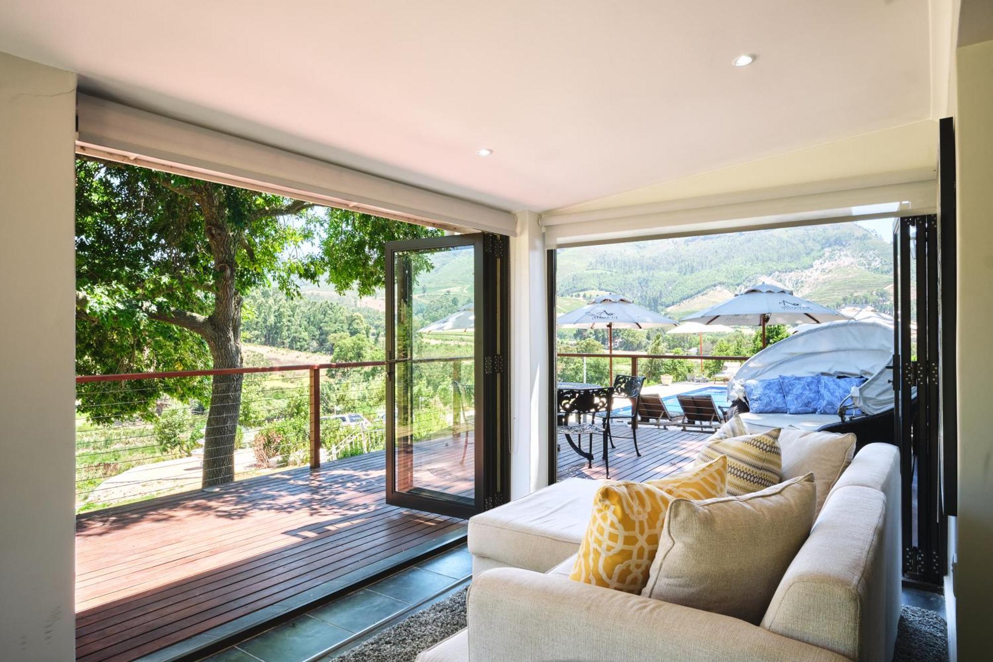 Alluvia Boutique Winery & Luxury Accommodation Stellenbosch Cameră foto A living room with a view of the vineyard