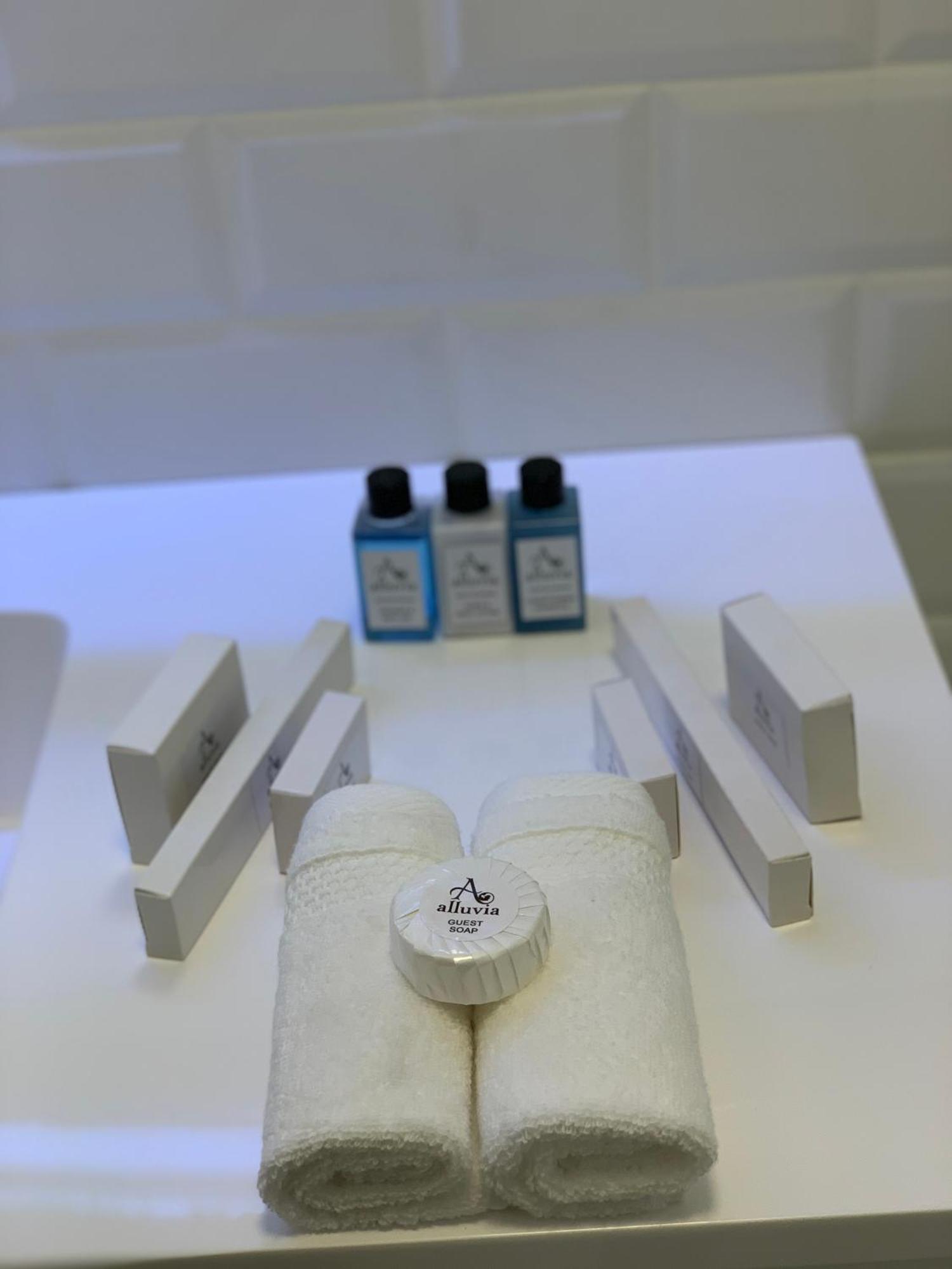 Alluvia Boutique Winery & Luxury Accommodation Stellenbosch Cameră foto A selection of the amenities offered by the airline