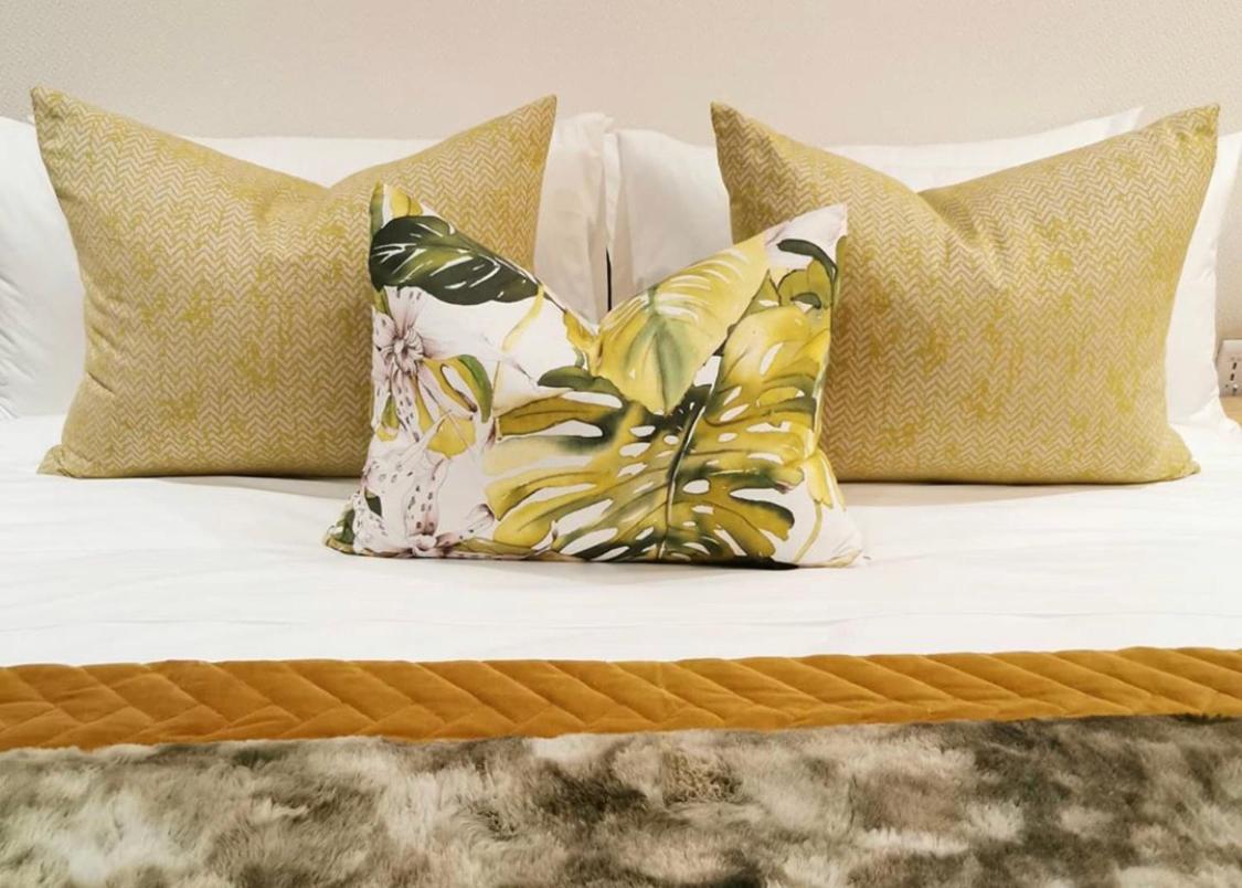 Alluvia Boutique Winery & Luxury Accommodation Stellenbosch Cameră foto A bed with decorative pillows