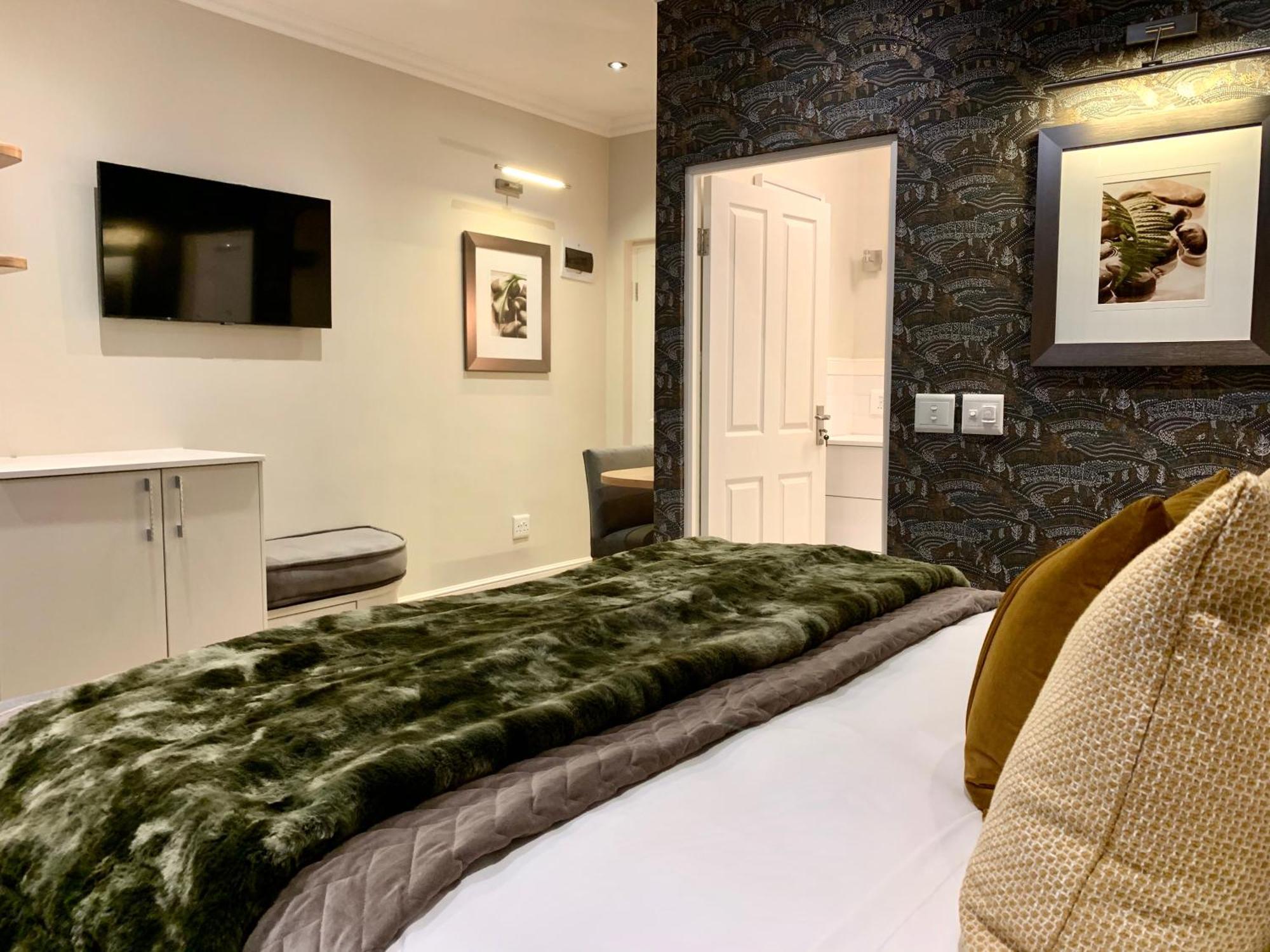 Alluvia Boutique Winery & Luxury Accommodation Stellenbosch Cameră foto A bedroom at the hotel